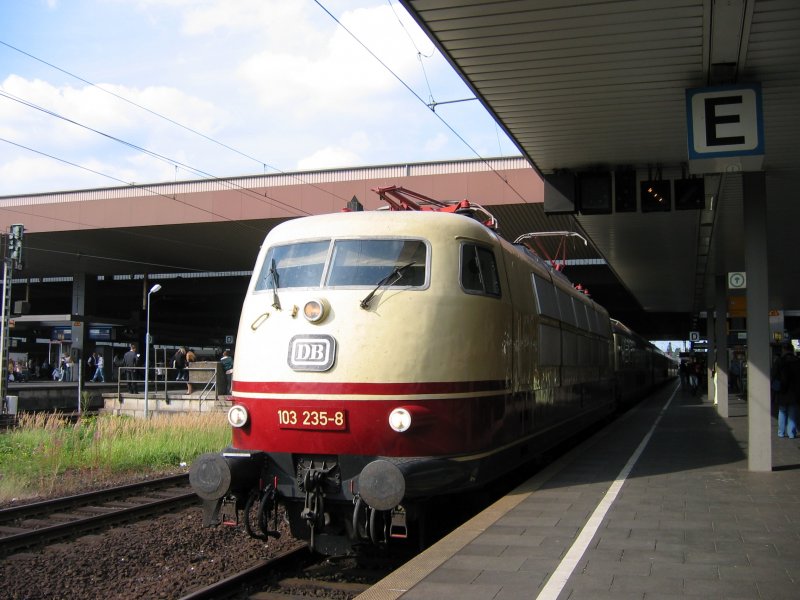 103 235-8 mit dem TEE Rheingold in Dsseldorf Hbf am 25.07.2007
